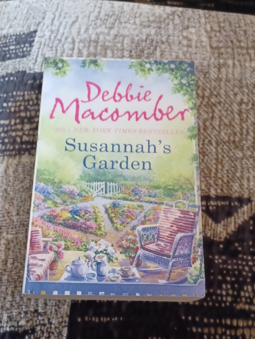 $4 Add-on Debbie Macomber "Susannah's Garden" - Paperback